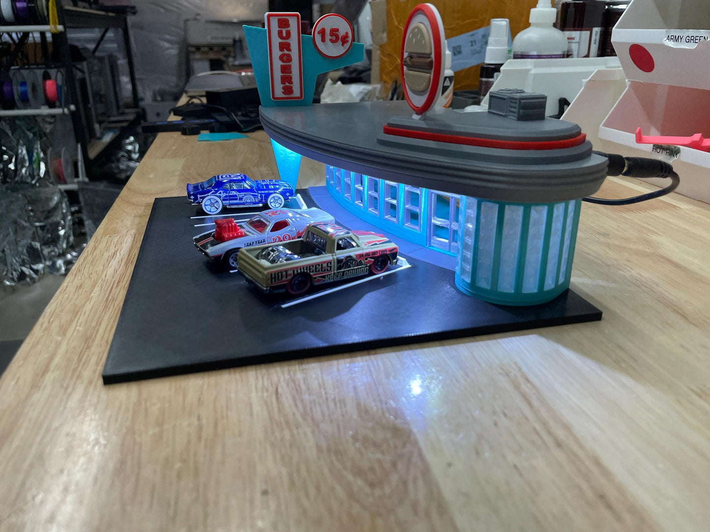 1/64 Scale Retro Drive-Up Diner Diorama – LED Restaurant for Die-Cast Displays