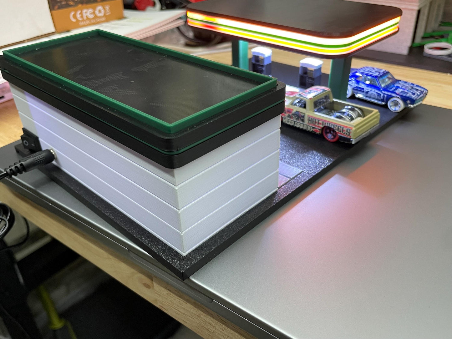 1:64 Scale Convenience Gas Station Diorama – LED Lit Display for Die-Cast Cars