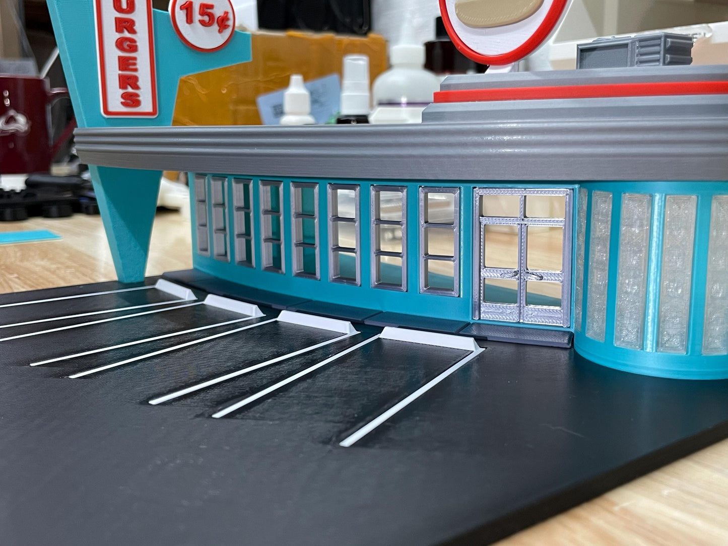 1/64 Scale Retro Drive-Up Diner Diorama – LED Restaurant for Die-Cast Displays