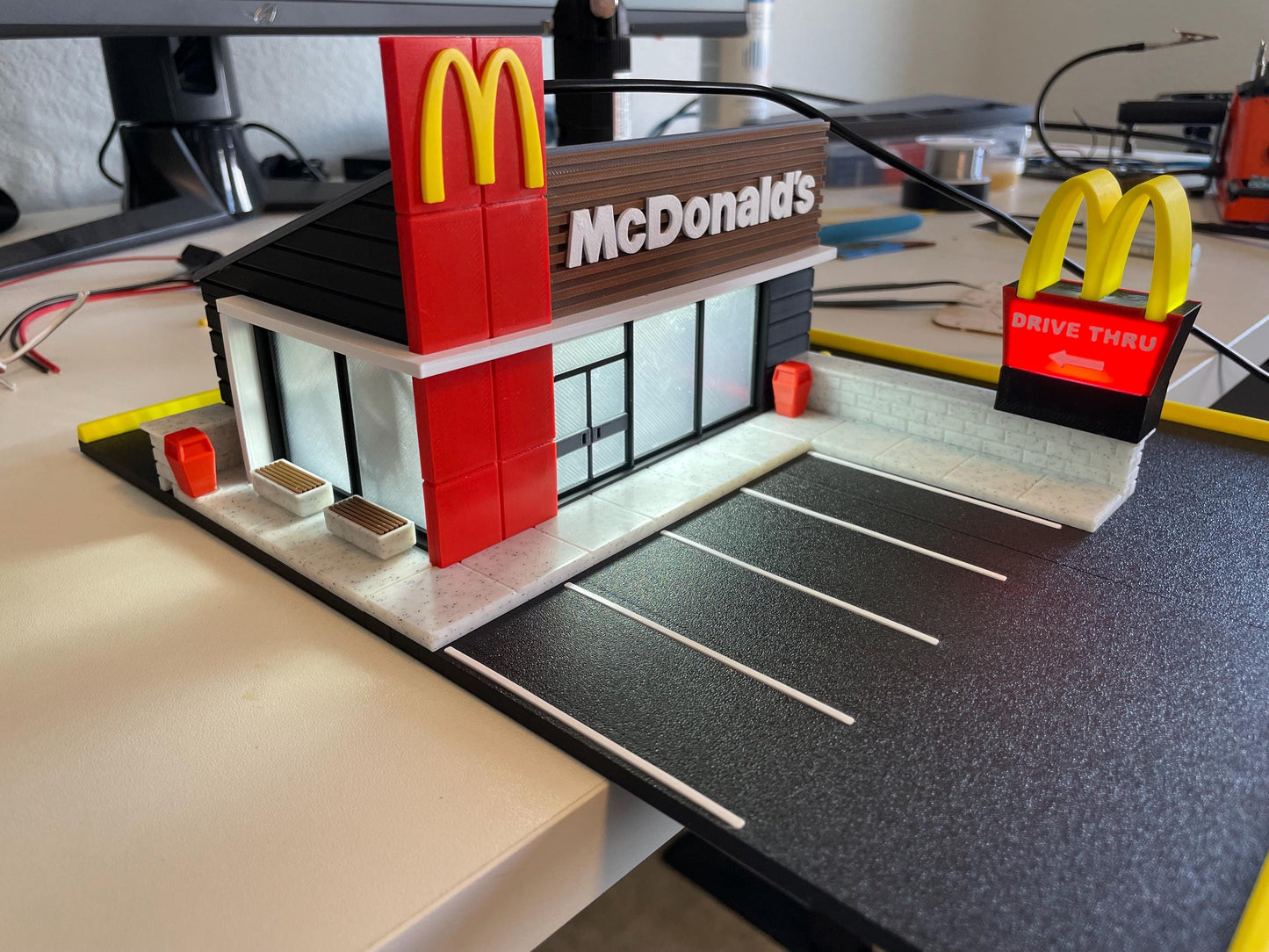 1/64 Scale Retro Fast-Food Drive-Thru Diorama – Lighted Restaurant Display for Die-Cast Cars