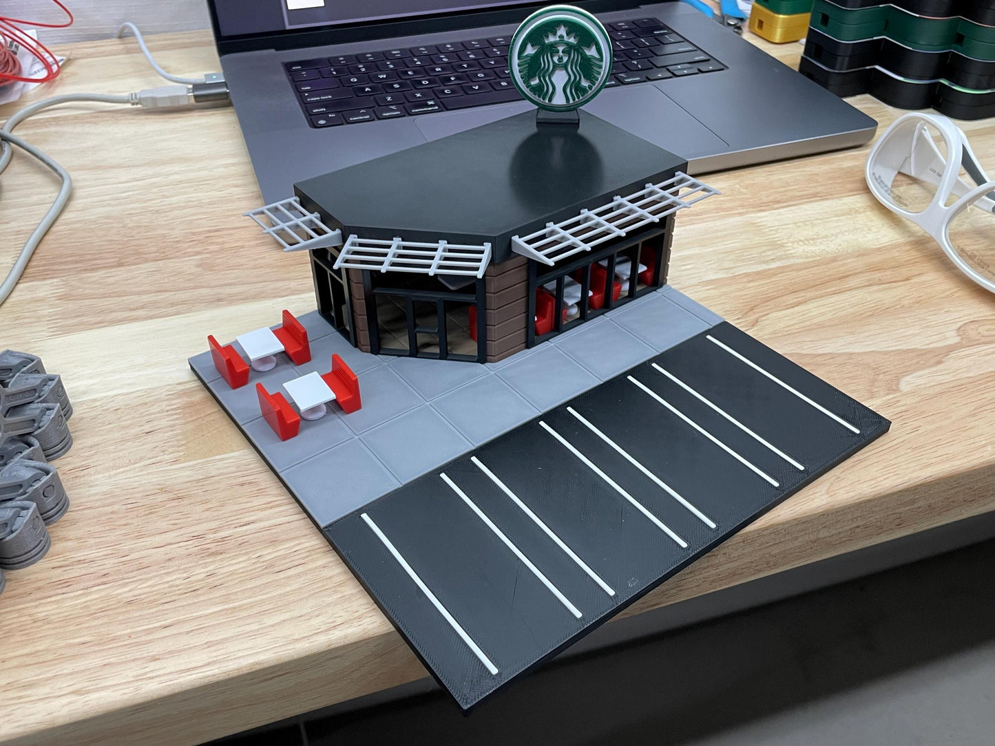 1/64 Scale Coffee Shop Diorama – LED Lit Café Building for Die-Cast Car Displays