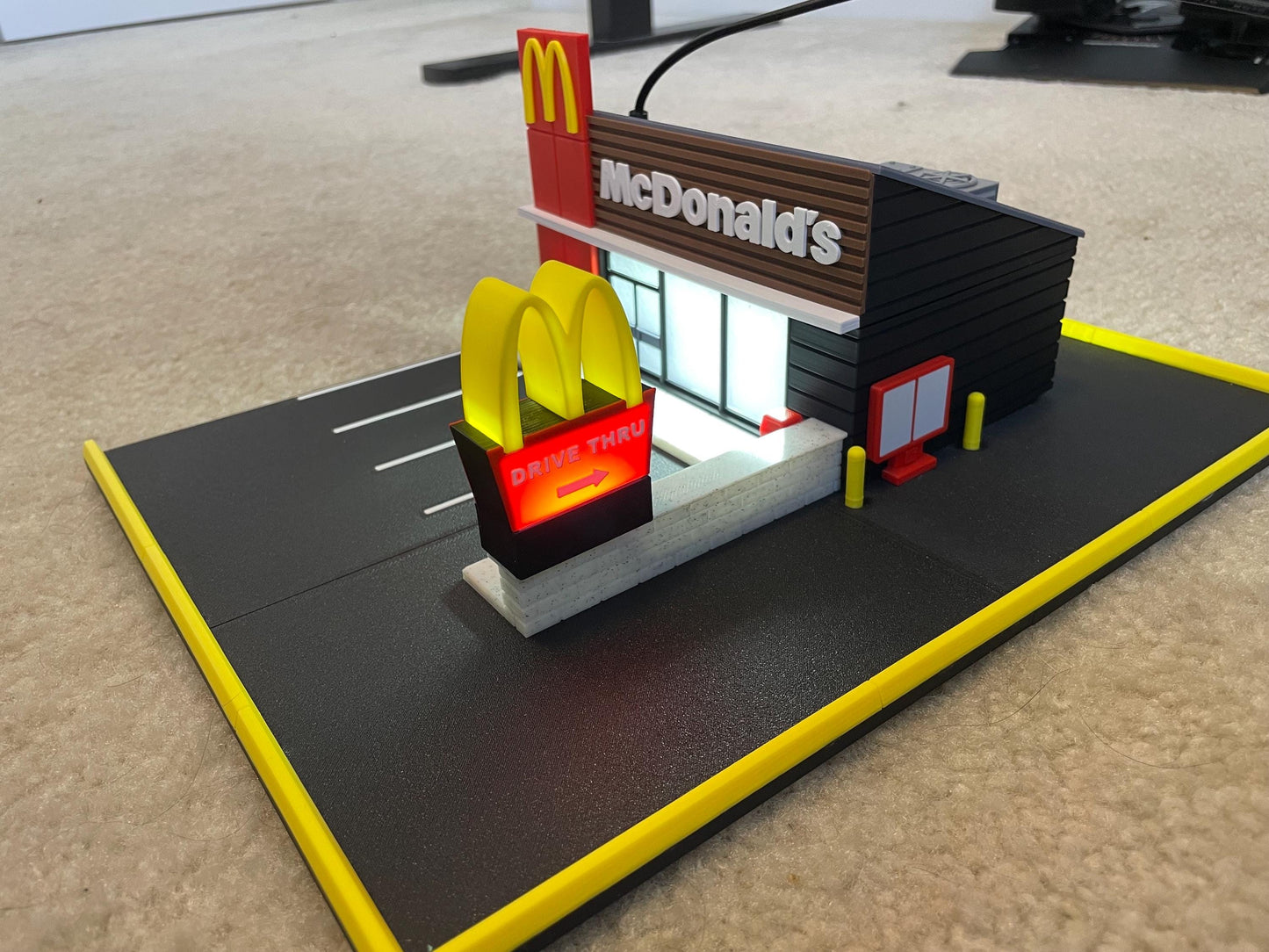 1/64 Scale Retro Fast-Food Drive-Thru Diorama – Lighted Restaurant Display for Die-Cast Cars