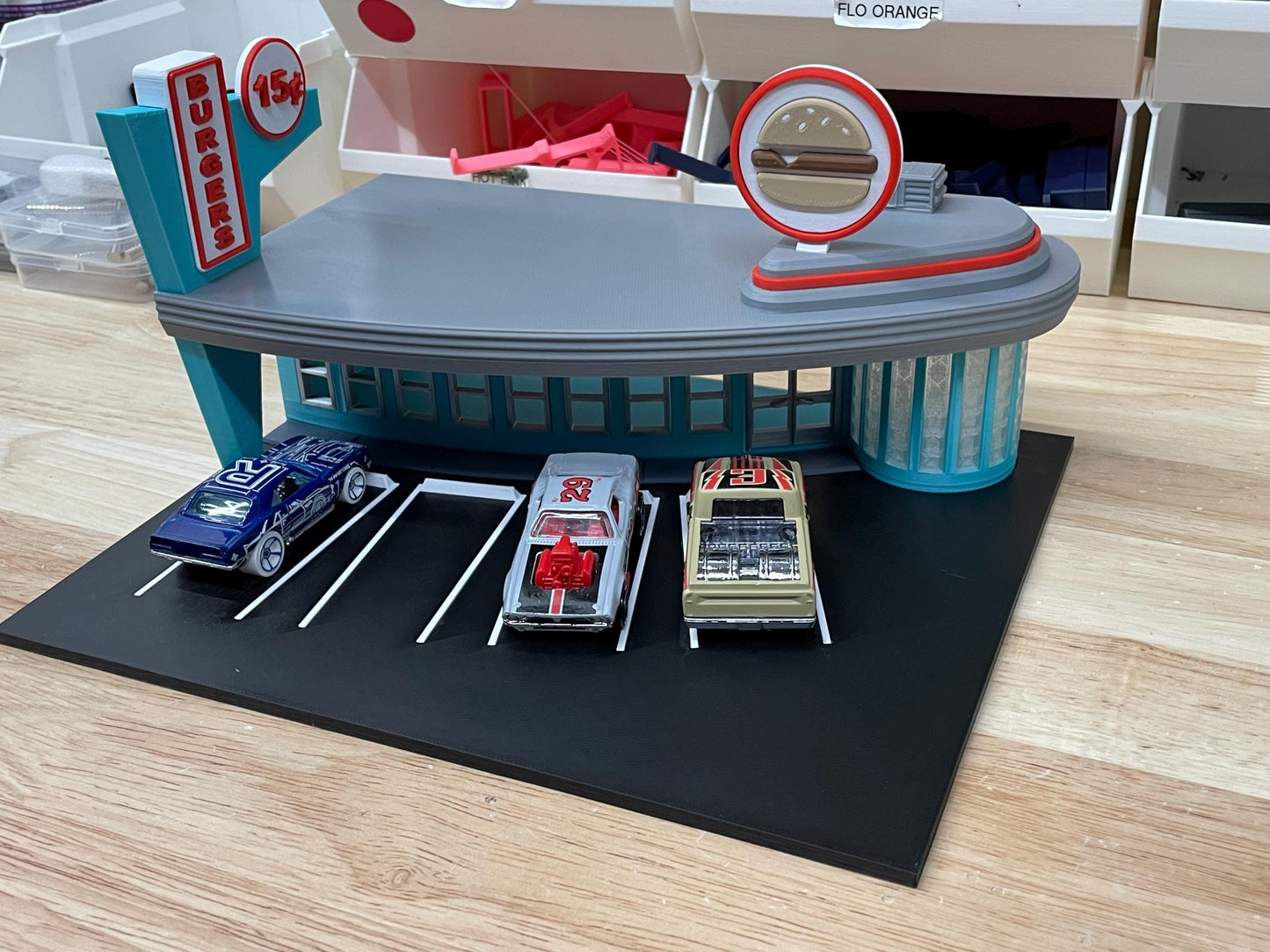 1/64 Scale Retro Drive-Up Diner Diorama – LED Restaurant for Die-Cast Displays