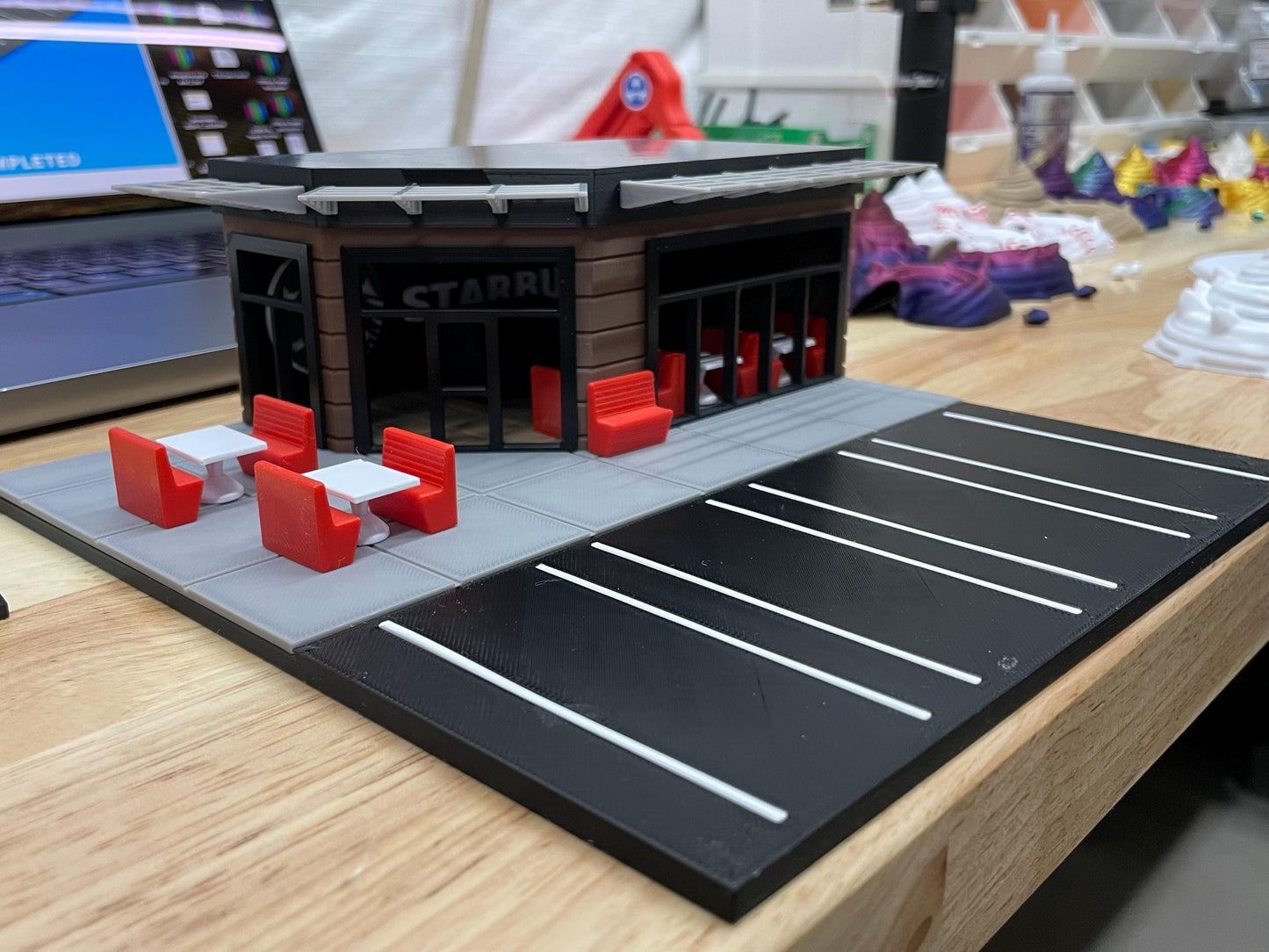 1/64 Scale Coffee Shop Diorama – LED Lit Café Building for Die-Cast Car Displays