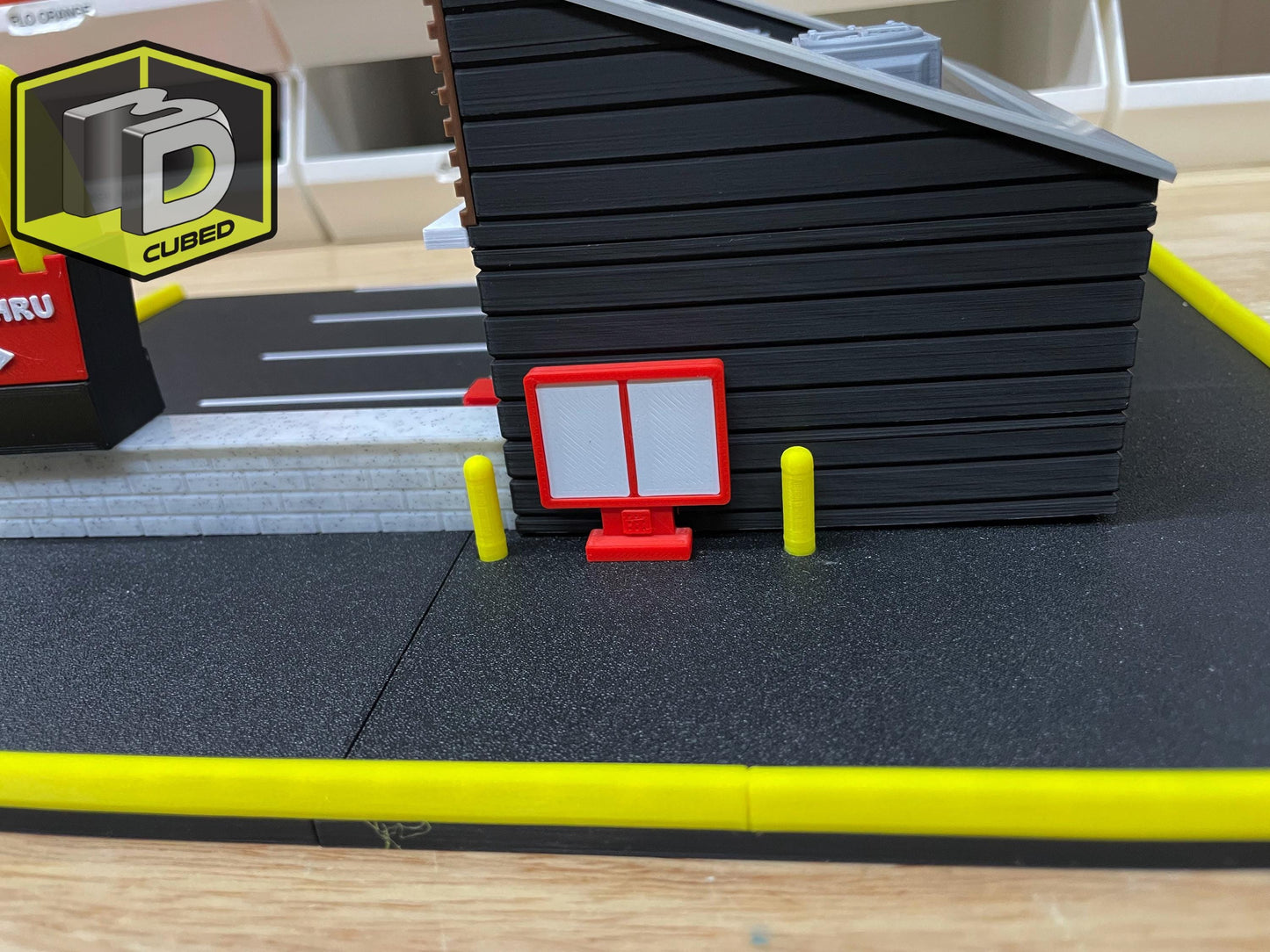 1/64 Scale Retro Fast-Food Drive-Thru Diorama – Lighted Restaurant Display for Die-Cast Cars