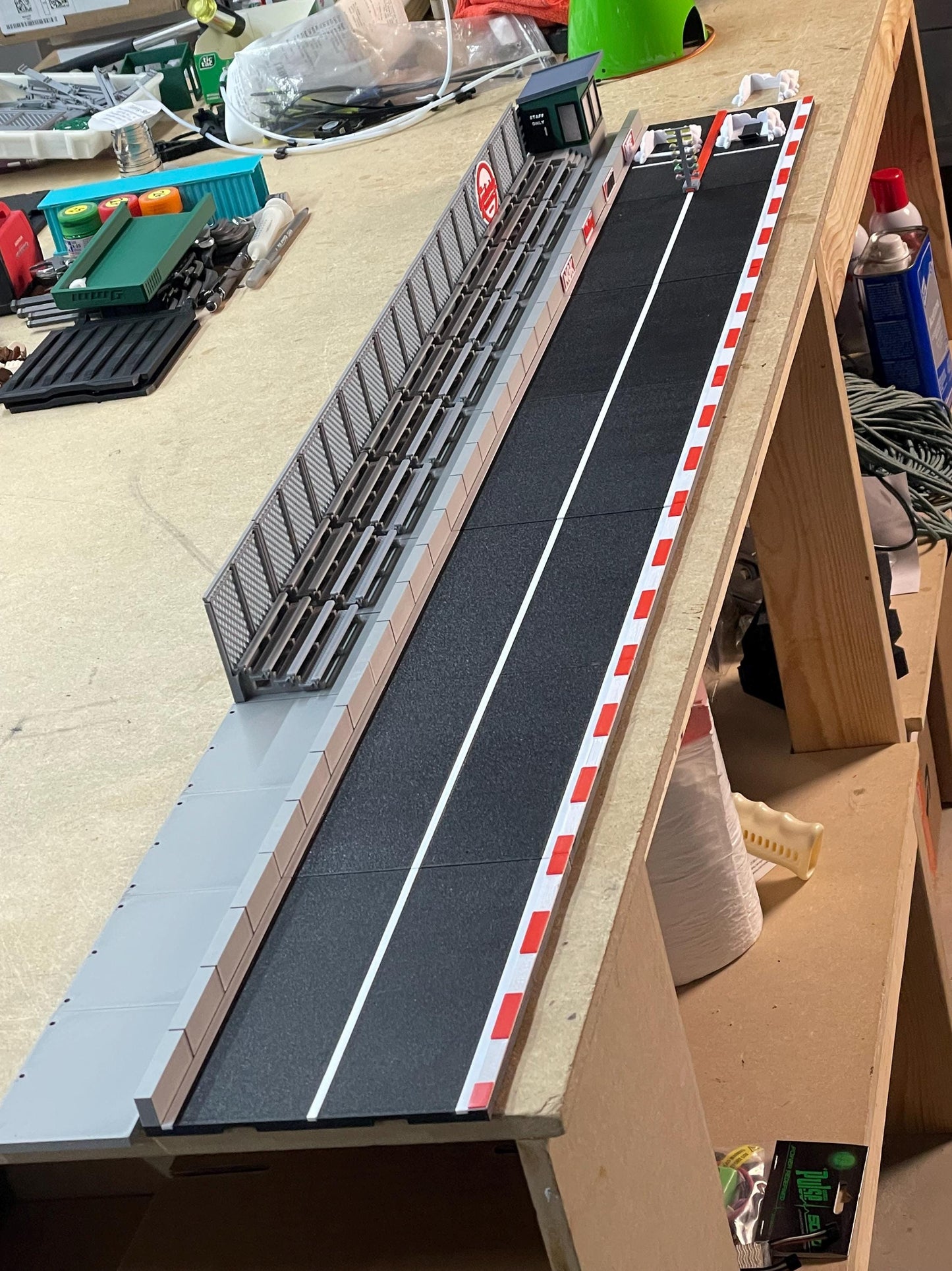 1:64 Scale Drag Race Strip – Die-Cast Car Drag Track Display