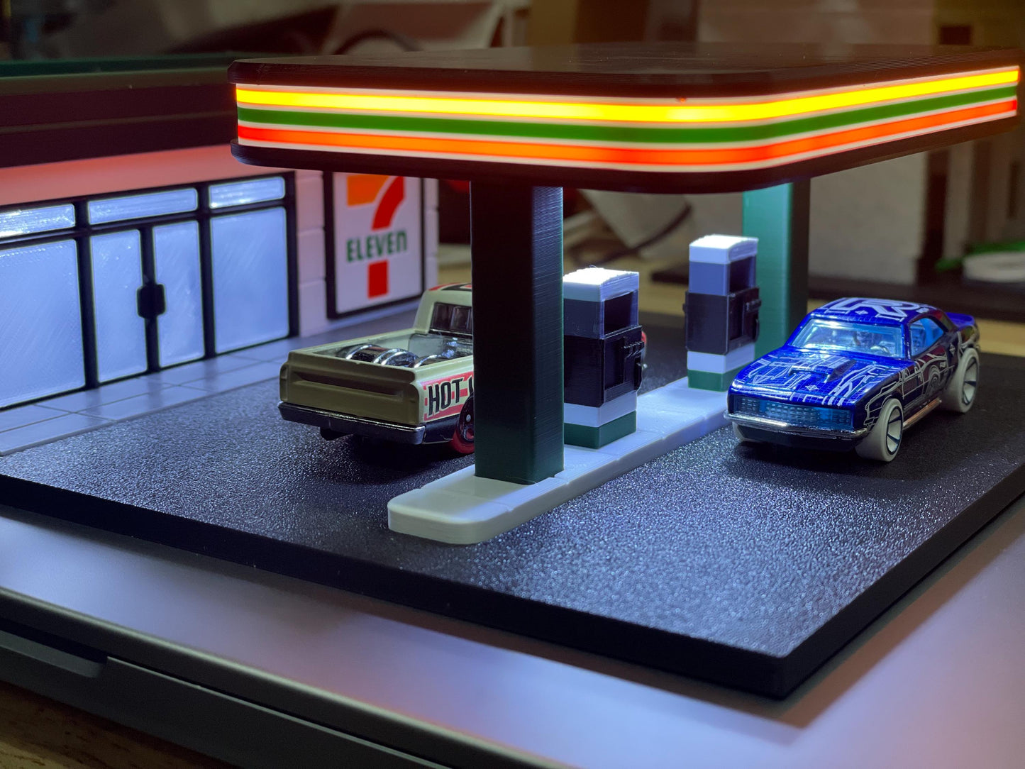 1:64 Scale Convenience Gas Station Diorama – LED Lit Display for Die-Cast Cars