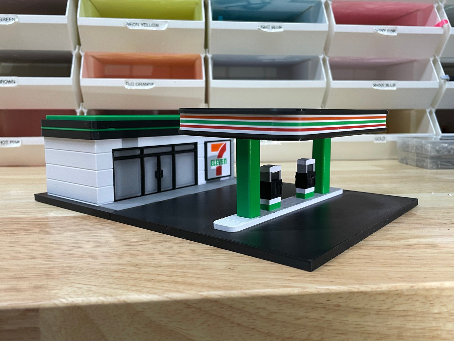 1:64 Scale Convenience Gas Station Diorama – LED Lit Display for Die-Cast Cars