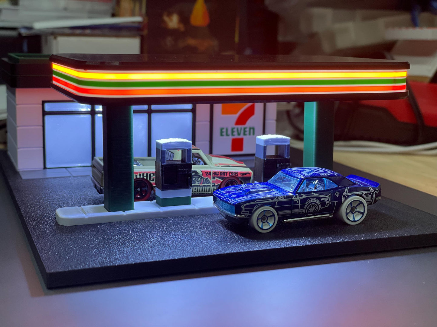 1:64 Scale Convenience Gas Station Diorama – LED Lit Display for Die-Cast Cars