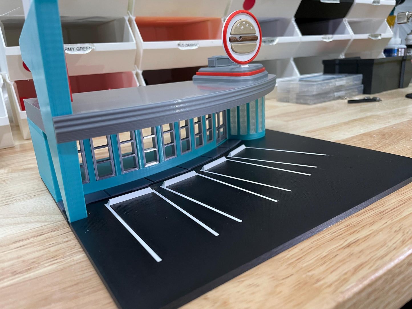 1/64 Scale Retro Drive-Up Diner Diorama – LED Restaurant for Die-Cast Displays