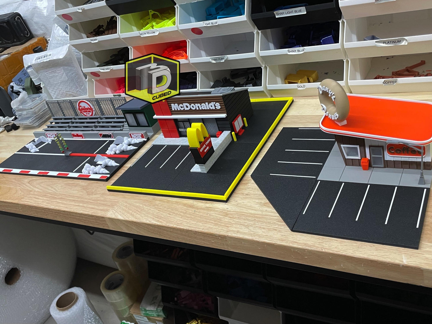 1/64 Scale Retro Fast-Food Drive-Thru Diorama – Lighted Restaurant Display for Die-Cast Cars