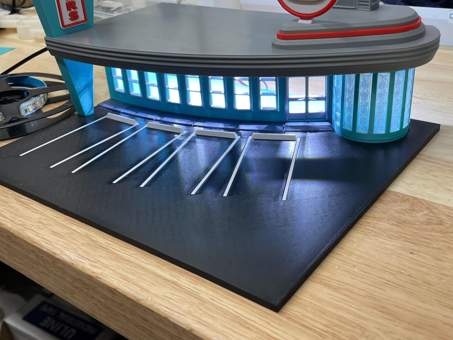 1/64 Scale Retro Drive-Up Diner Diorama – LED Restaurant for Die-Cast Displays