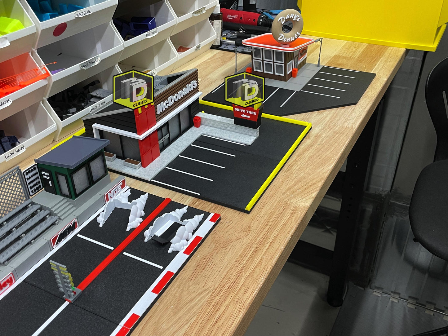 1/64 Scale Retro Fast-Food Drive-Thru Diorama – Lighted Restaurant Display for Die-Cast Cars