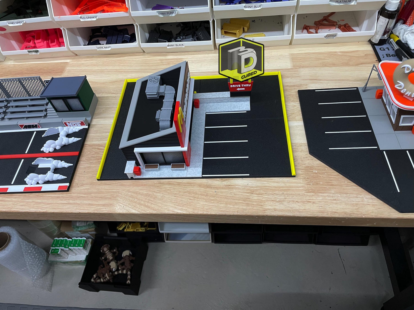 1/64 Scale Retro Fast-Food Drive-Thru Diorama – Lighted Restaurant Display for Die-Cast Cars