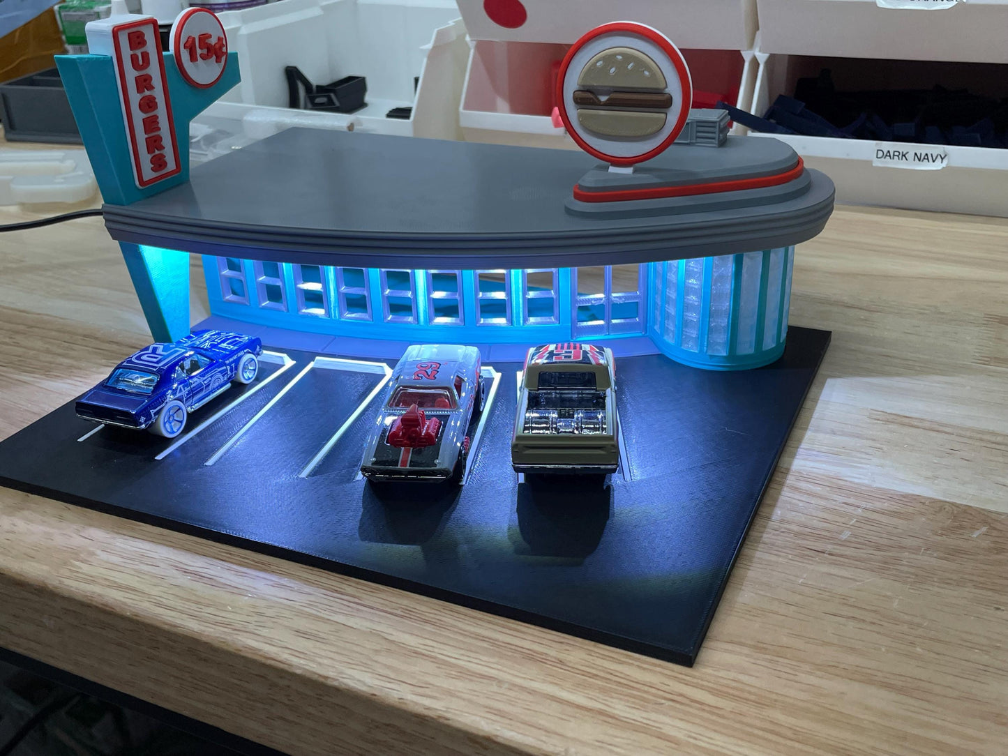 1/64 Scale Retro Drive-Up Diner Diorama – LED Restaurant for Die-Cast Displays